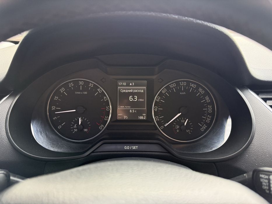 Шкода  октавія A7 2013року,1.6дизель,обслужена,2 ключа,2 комплекти дисків та гуми