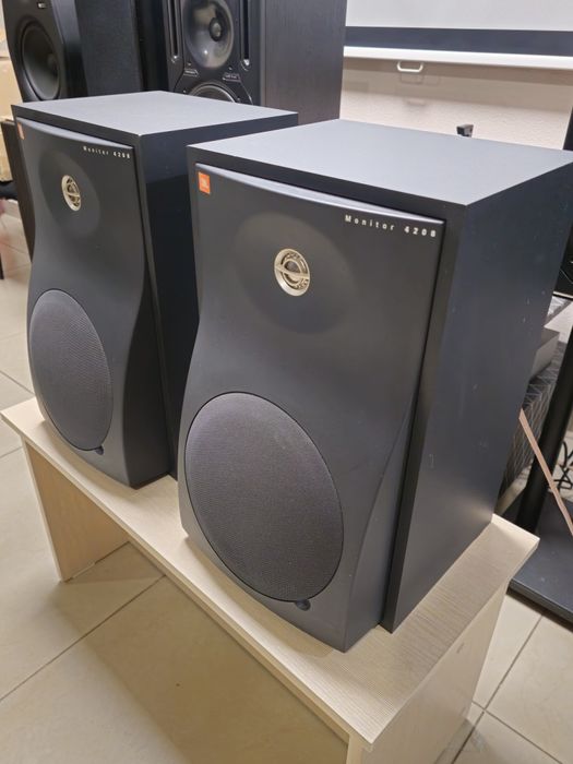JBL 4208 студійні монітори пасивні ВЧ 1" титан, НЧ 8", Акустика