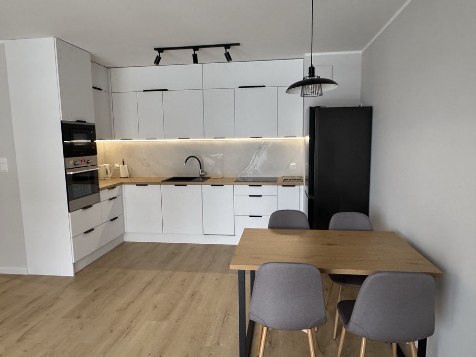 Jasne i przestronne 2 pokoje z dużym balkonem