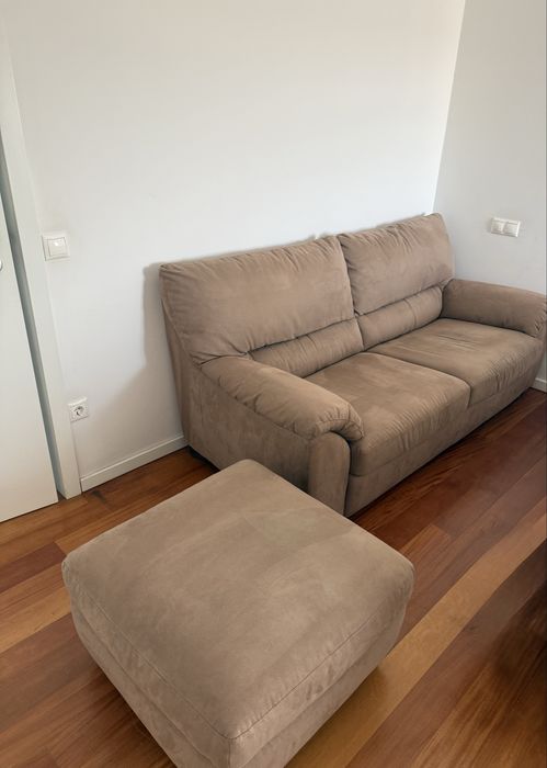 Sofá 3 Lugares + Pufe Bege – Conjunto Confortável
