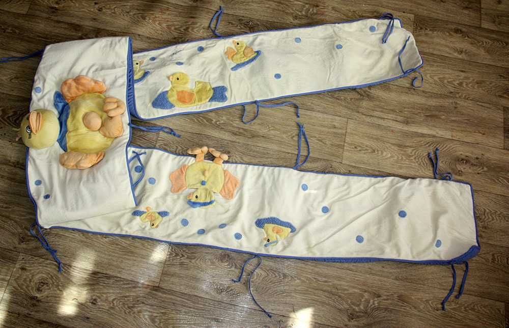 Захисний бампер, бортик в дитяче ліжечко