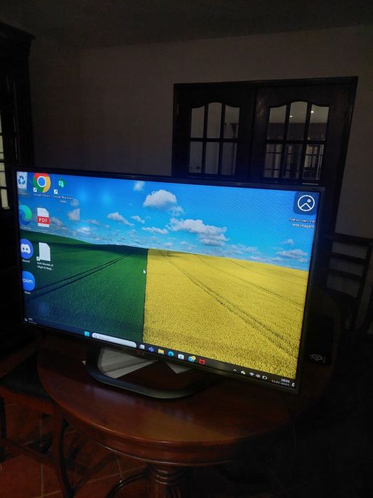 Televisão LG 106 cm com problemas no ecrã.