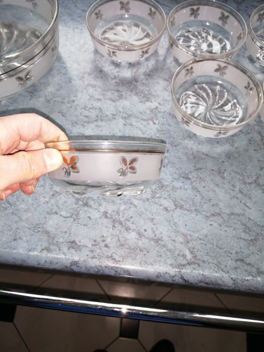 Salaterki szklane plus miska.