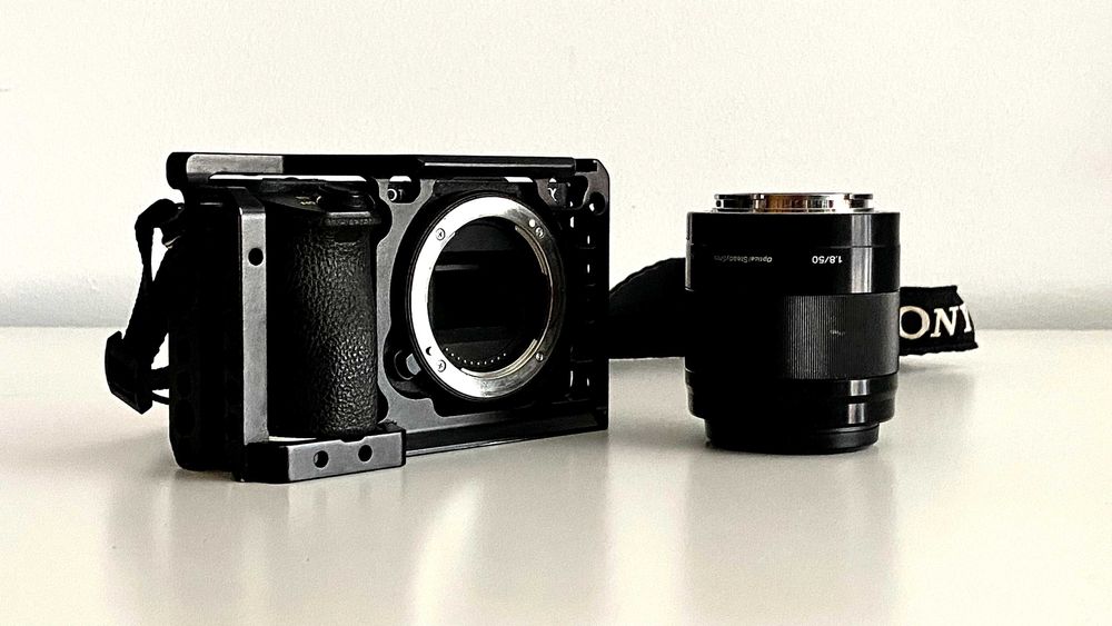 (OPORTUNIDADE) Sony a6500 + lente 50mm 1.8 + Extras