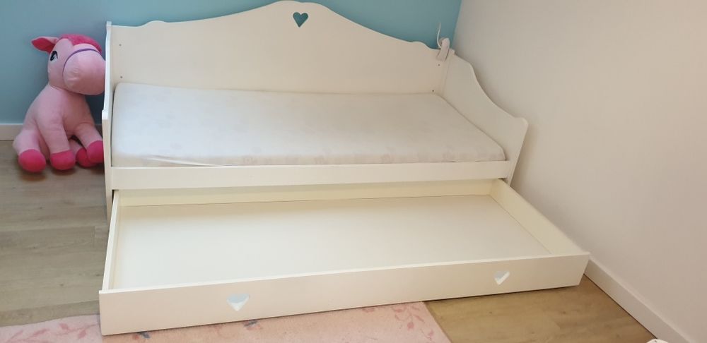 Łóżko białe z szufladą dla dziewczynki serduszka