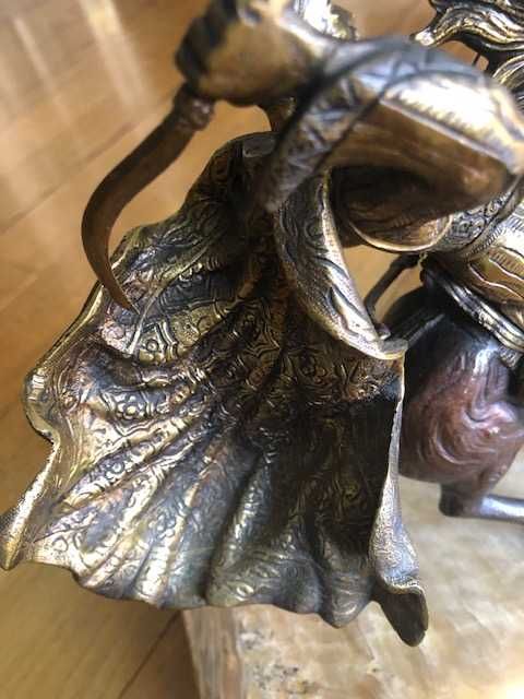 Magnifica escultura de cavaleiro, em bronze com base em mármore