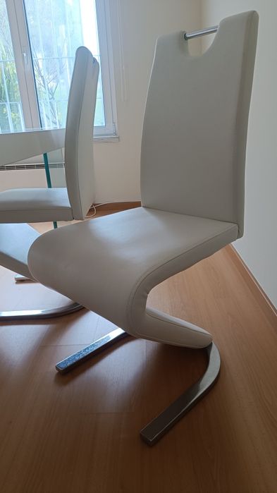 Mesa de jantar branca e 4 cadeiras