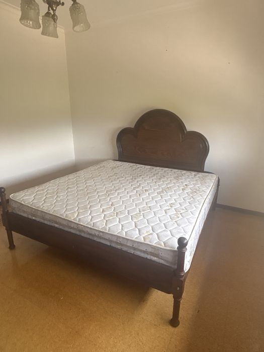 Cama antiga em bom estado