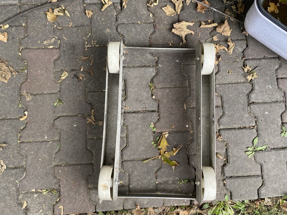 Solidny metalowy wózek transportowy na kołach – ciężki / przemysłowy