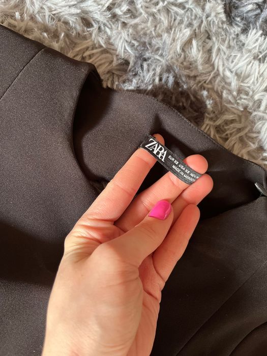 Sukienka zara z wyciętymi plecami