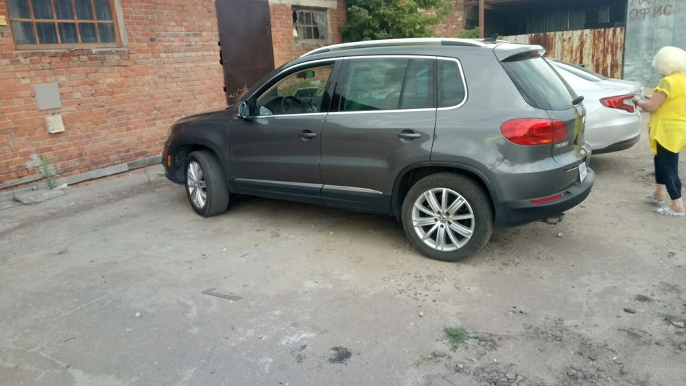Автототранспорт Фольксваген-Тигуан серебристо серого цвета