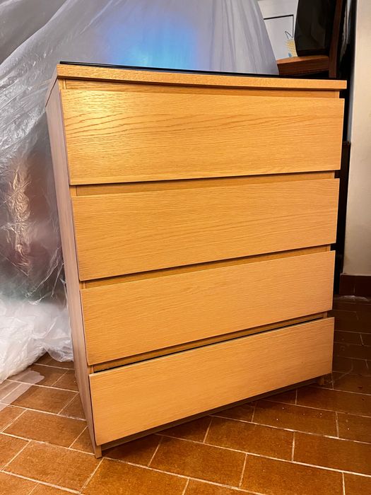 Cómoda MALM 4 gavetas carvalho, com tampo de vidro