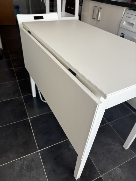 Mesa extensível com duas cadeiras