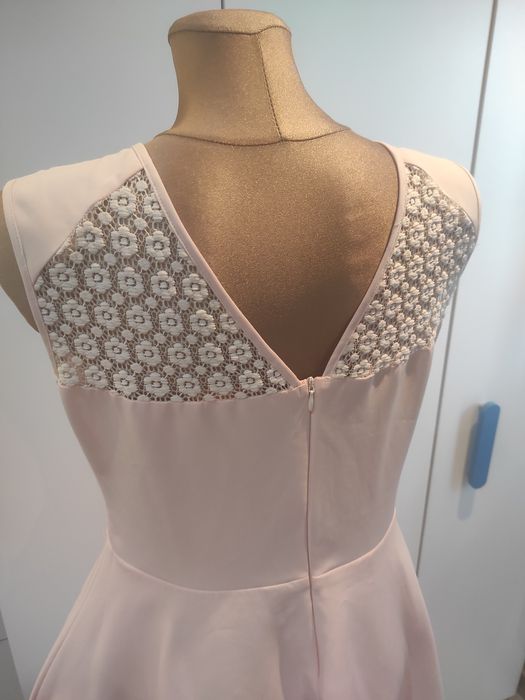 Elegancka sukienka z koronką