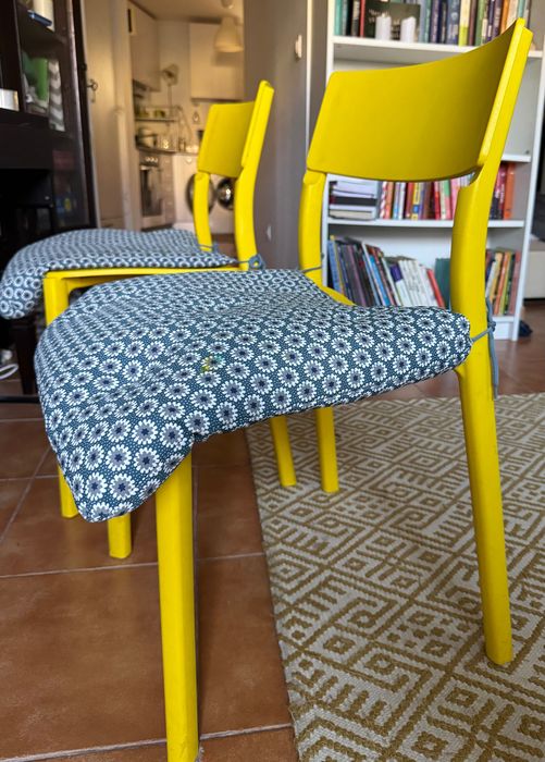 2 cadeiras amarelas de plástico com almofadas São muito confortáveis e versáteis, adequadas tanto para uso interior como exterior. Estão bem