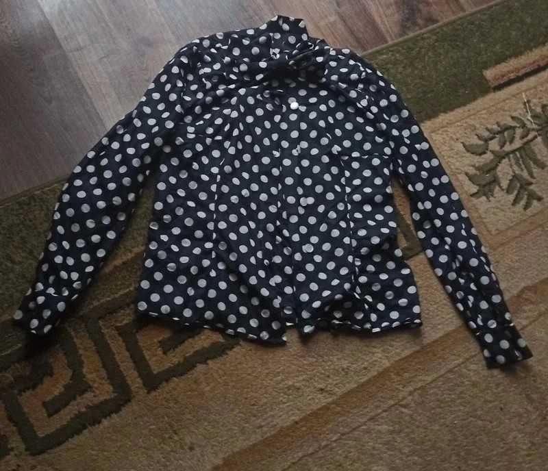 Granatowa Bluzka w białe grochy. Z długim rękawem.