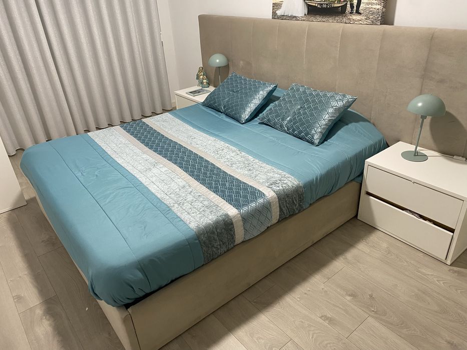 Cama com cabeceira de 3 metros de camursa como nova