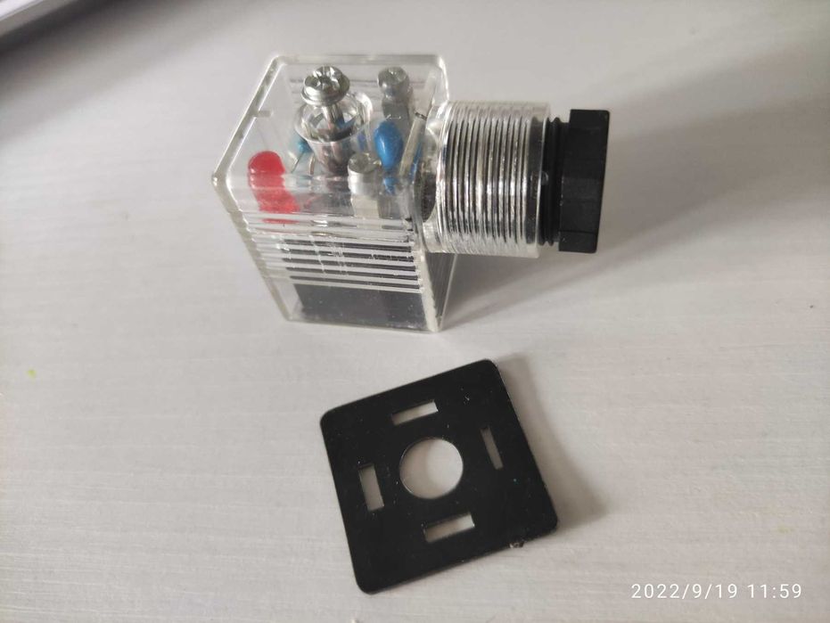 З'єднувач електричний СЭ11-19 для соленоїдів гідророзподільника з світ