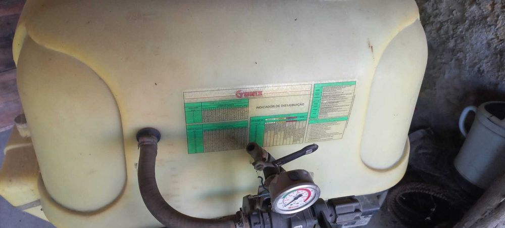 Vendo pulverizador da marca Tomix (300l) com enrolador e pistola