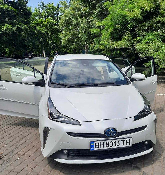 Продам Toyota Prius hybrid LE AWD 2022