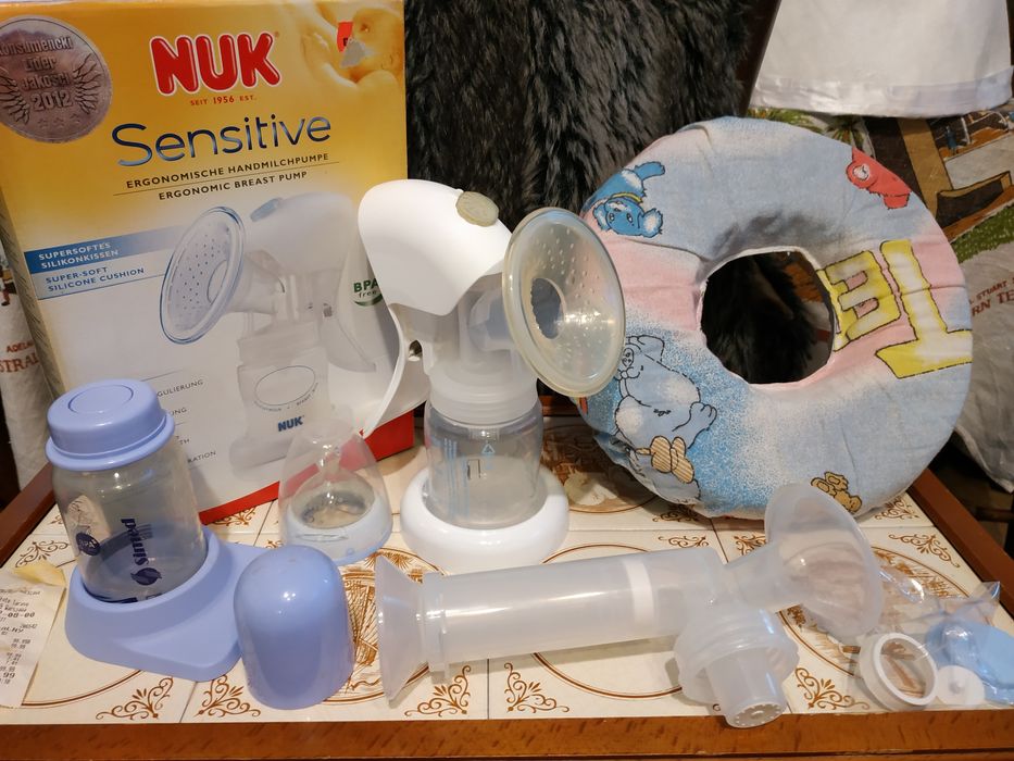 Dwa laktatory ręczne i poduszka dla niemowlaka