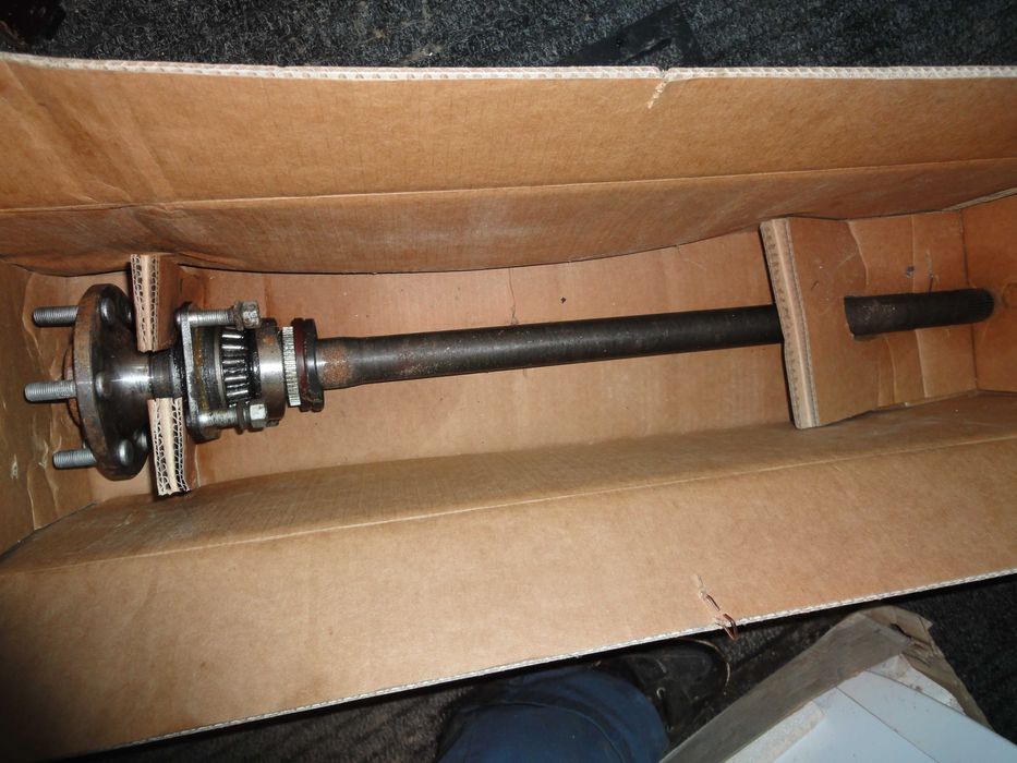 Полуось задня Nissan Navara D40.
