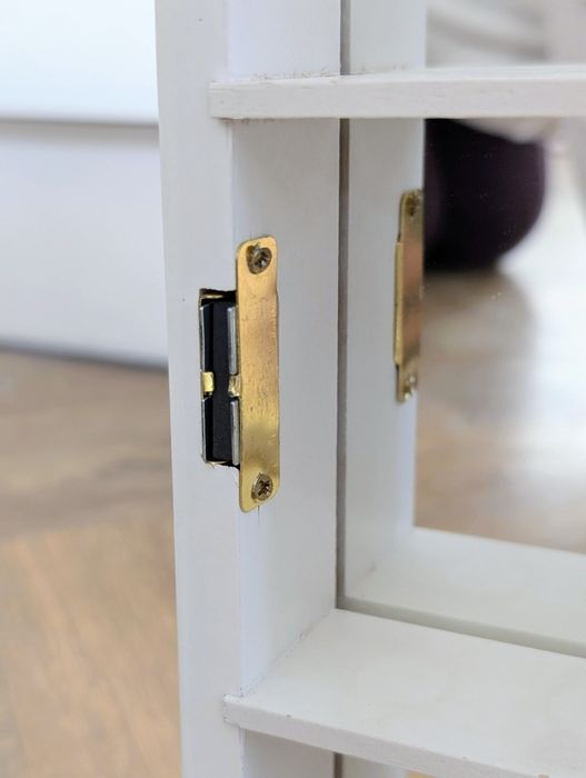 Gablotka z lustrem zamykana biała