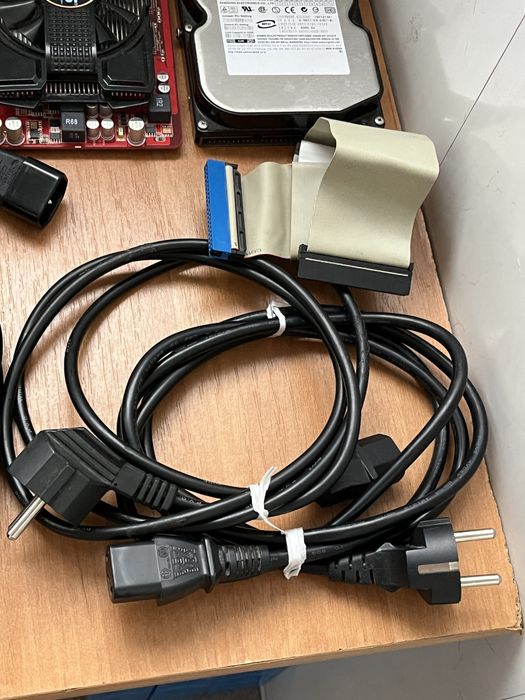 Комплектующие и сетевые кабели для компьютера