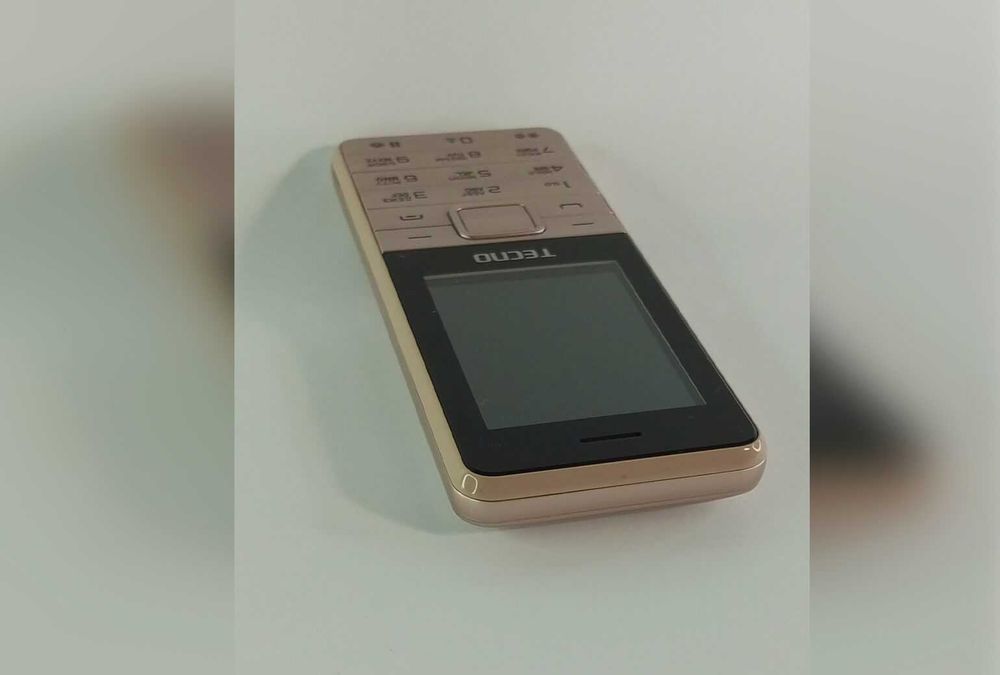Трехсимочный мобильный телефон кнопочный светло-коричневый TECNO