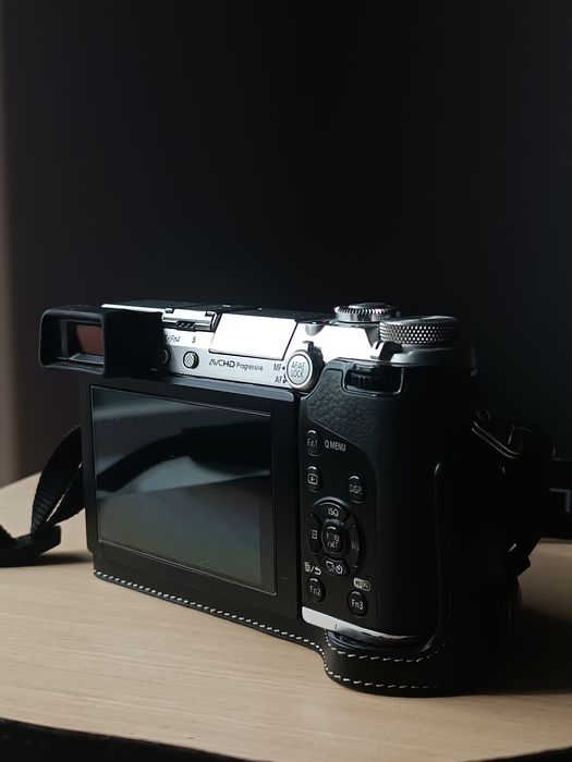 Panasonic GX7 + Lente Lumix 14-42 mm