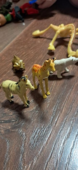 Іграшки Кіндер та кіндер джой