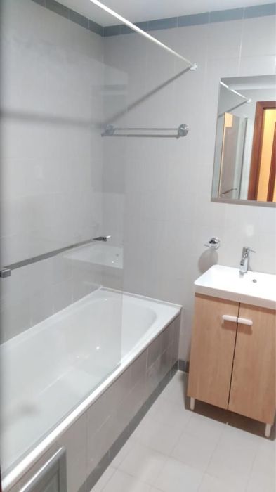 Apartamento T2 com varanda, vista parcial mar e garagem em box — Alto do Lagoal