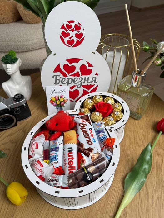 Подарунковий бокс для жінки до 8 березня. Солодкий набір