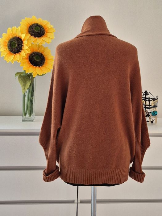 Brązowy sweter z golfem profilowany rękaw