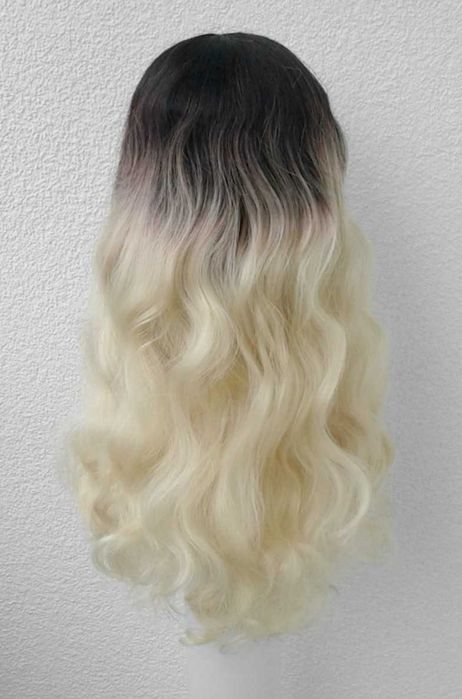 Blond peruka z ciemnym odrostem przedziałek lace front wig cosplay