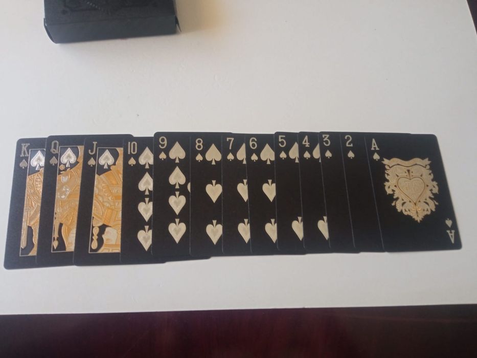 Conjunto de cartas em ouro negro