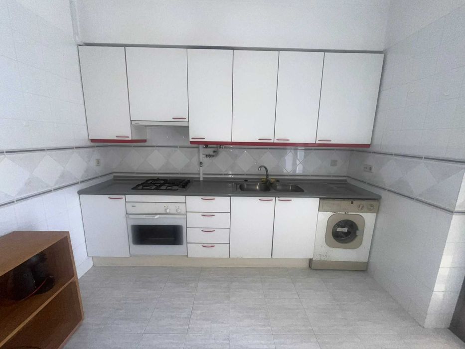 T1 com 3 varandas em Santo António da Caparica