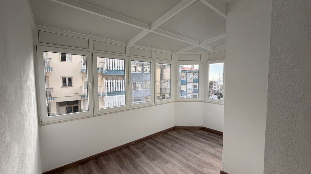 Arrenda-se apartamento totalmente remodelado – Vista Mar | Terraço Privado