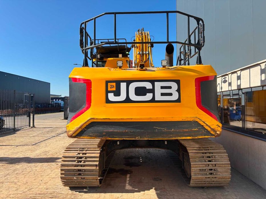 Гусеничний екскаватор JCB JS220 LC
