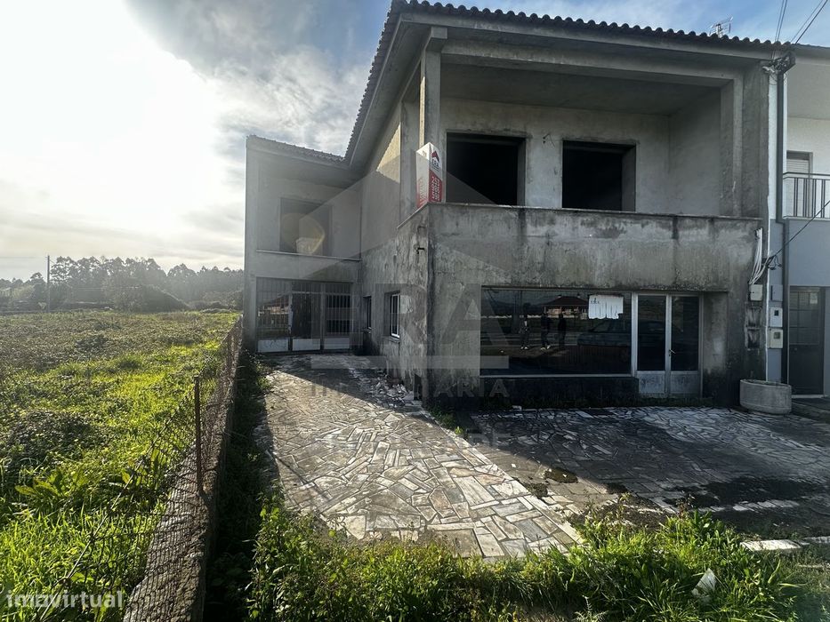 Terreno Urbano com 630m2 com edificação a concluir