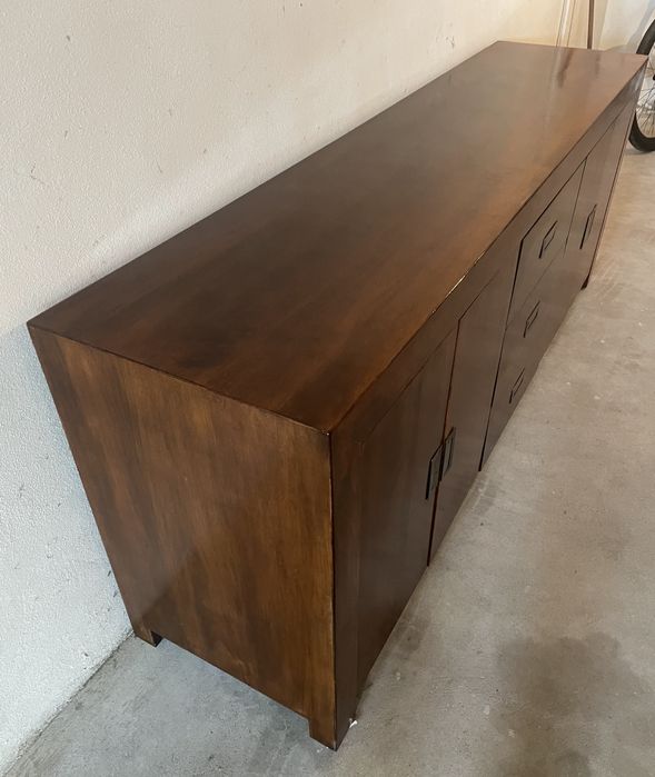 Aparador em madeira de cerejeira com gavetas e portas