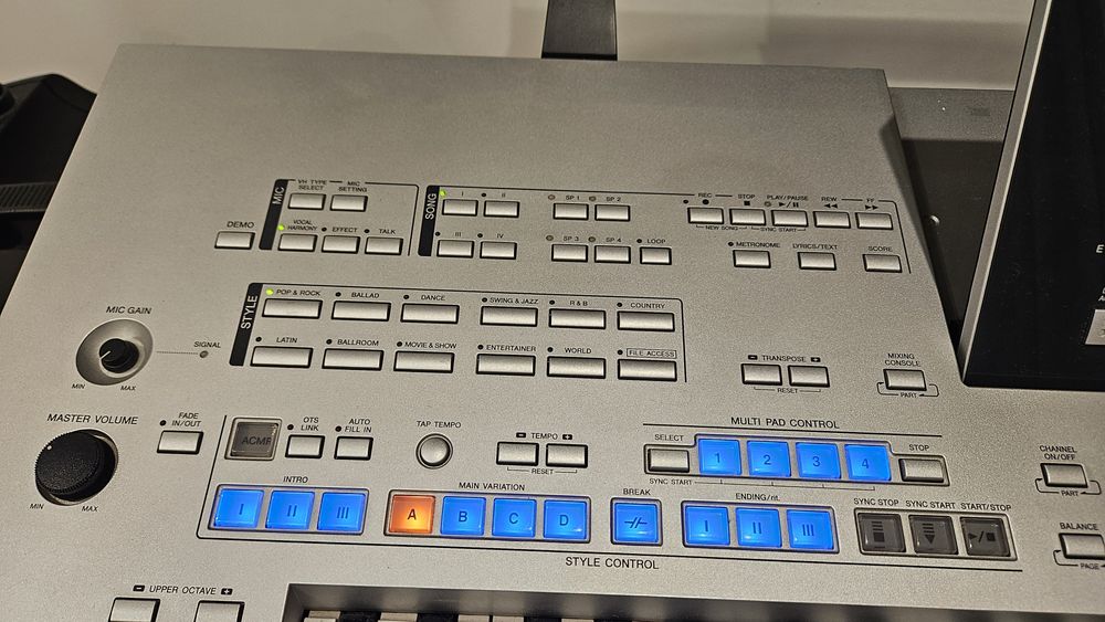 Tyros 4 stan idealny + gratisy