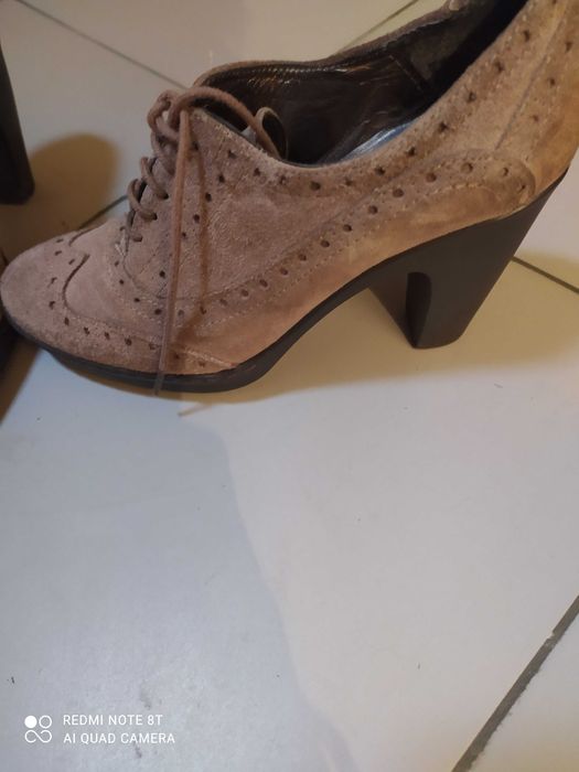 Sapatos em camurça como novos