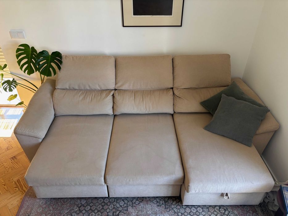 Sofá com chaise longue e arrumação