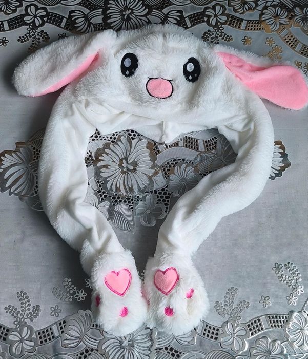 Urocza biała czapka królik