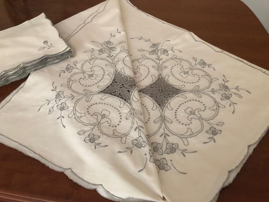 Toalha de mesa e guardanapos bordados à mão