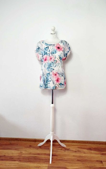 TU pudrowa bluzka z szyfonowym kwiatowym przodem cekiny