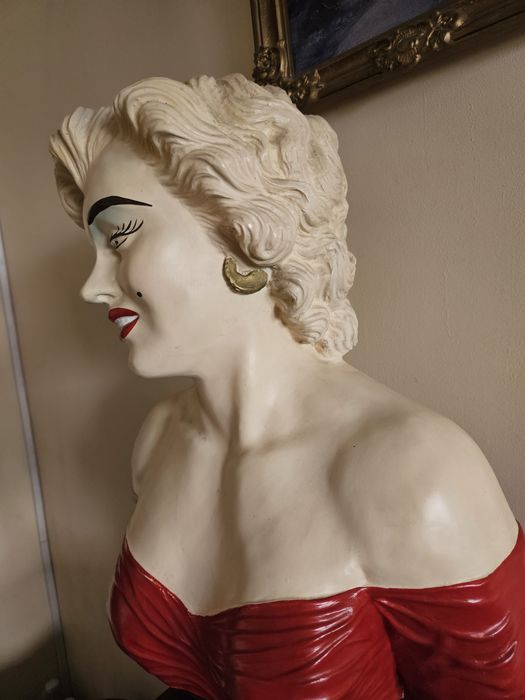 Popiersie Marilyn Monroe .