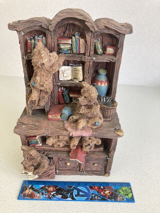 Objecto decorativo em cerâmica com ursos numa estante