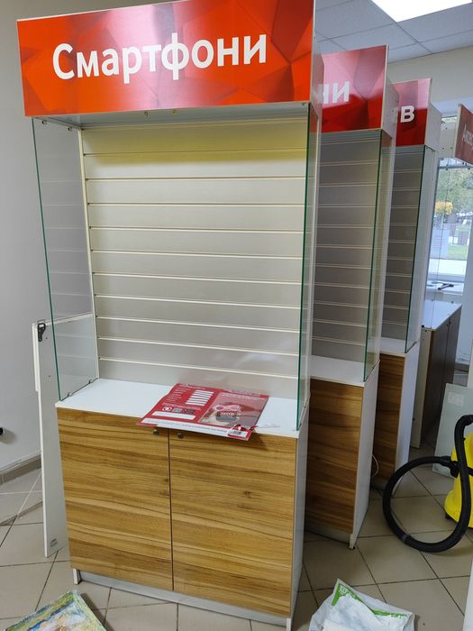 Розпродаж вітрин з моб. салону